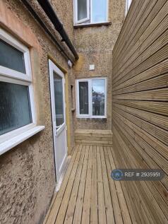 Beautifully refurbished 2-bedroom flat finished to a high standard, featuring a bright living area, modern fitted kitchen with integrated appliances, spacious double bedroom, and a stylish shower... *