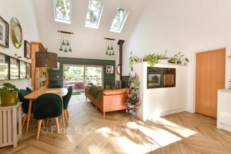 Lounge/ Dining Area