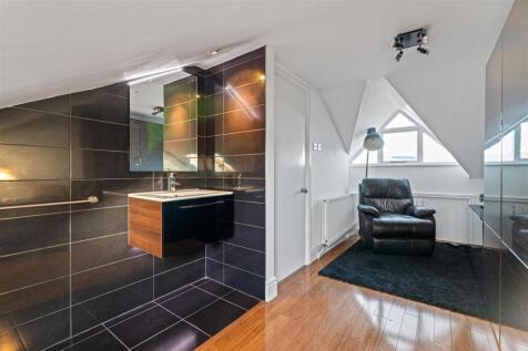 Upper Bedroom/Bedroom Six