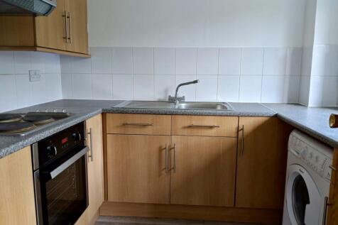 ** Zero Deposit Guarantee Available **
Situated in a very popular residential location is this tastefully decorated large two bedroom second floor purpose built flat that has recently gone through a f