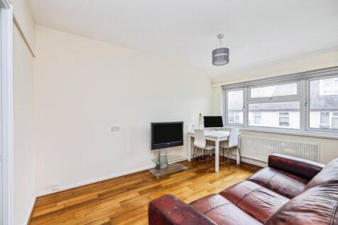 HOT WATER AND HEATING INCLUDED IN THE RENT. Set within quiet residential surroundings, centrally located within SE1 is this top floor flat. This unique one-bedroom property is offered in good decorati