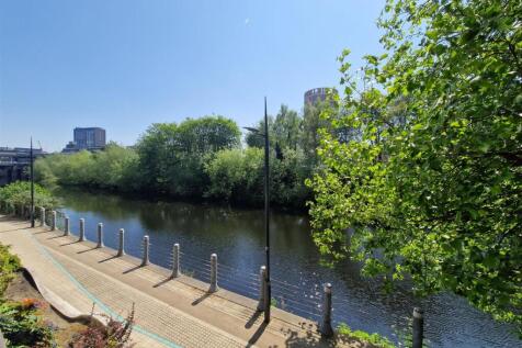 Stoneacre Properties are delighted to offer to rent this stunning, spacious first floor apartment situated in Leeds City Centre. Briefly comprising; Lounge with a spacious balcony looking onto the Qua