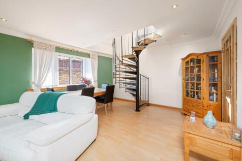 Lounge / Dining Area