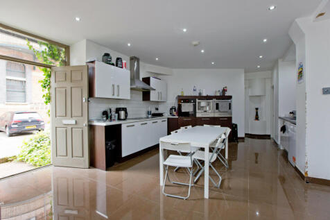 This generously sized three double bedroom, two-bathroom apartment is located in the highly sought-after Limehouse area. Boasting a high-specification fitted kitchen and a large open-plan lounge, the