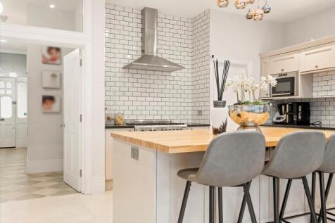 4 bed, 3 bath Semi-Detached in london - Photo 3