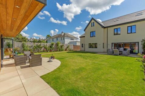 A superb modern family home, with luxury accommodation and a self contained garden lodge A rare opportunity to acquire an exceptional modern family home in sought after Barnton. Built in 2020 to exact