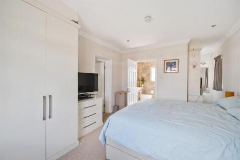 16 Craddocks bedroom 2.jpg