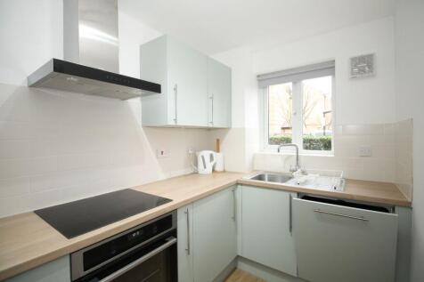Lovely ground floor apartment in a quiet and private road in Canary Wharf. Boasting a spacious bedroom, large living room with dining area and separate kitchen, modern bathroom, secure entry and alloc