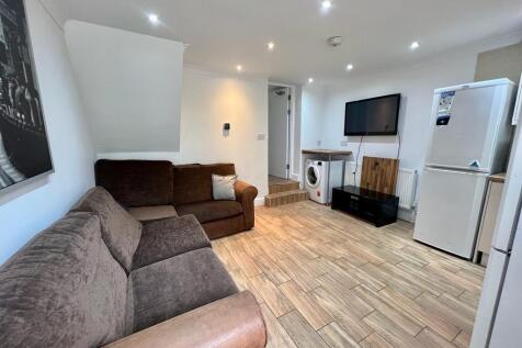 6 Bedroom Terraced in CF24 4DJ