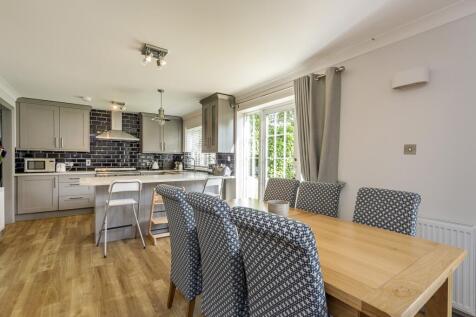 Kitchen/ Dining Area