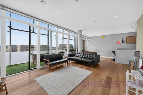 A stunning property in Greenwich with a bright reception room. 3 spacious bedrooms and separate kitchen to the living room. Featuring a private balcony.