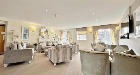 Communal Kitchen &amp; Lounge