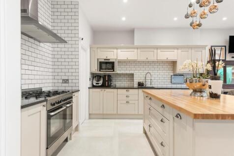 4 bed, 3 bath Semi-Detached in london - Photo 9