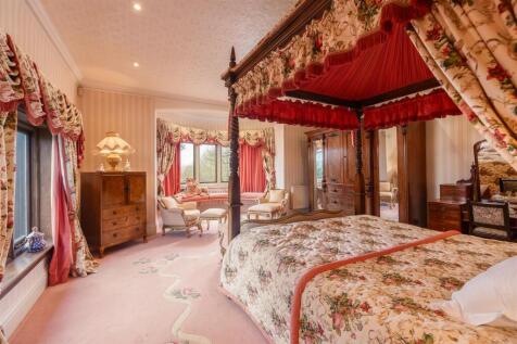 Highcliffe Manor Bedroom 1-3.jpg