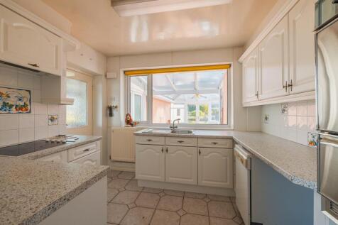 13 Waterford Dr-5.jpg