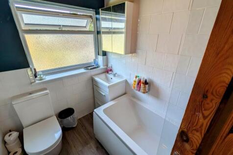 5 Sunningdale bathroom.jpg