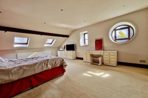 MASTER BEDROOM SUITE