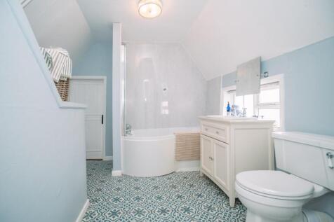 13 Southgate Street [Bathroom].jpg