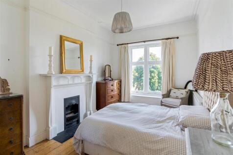 8 bed, 2 bath Semi-Detached in Bristol - Photo 9