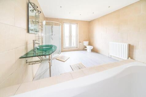 4 Mill Lane bathroom 2.jpg