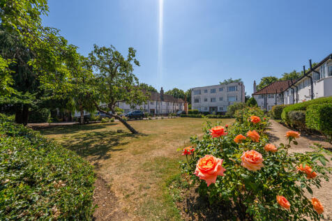 Smartrose Estates are proud to offer this delightful newly refurbished first floor, 1 bedroom flat in a great location, nestled in the beautifully landscaped grounds of Okehampton Close with access to
