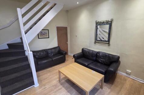 A well presented three bedroom house located on Viscount Street, offering excellent access to Manchester city centre, Oxford Road, local amenities, and major transport links. This property is ideal fo