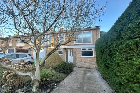 5 Bedroom House in SK8 1JL