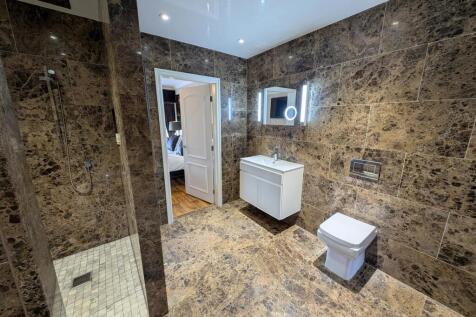 JACK AND JILL BATHROOM/SHOWER/WC