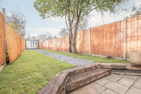 4 bed, 2 bath Semi-Detached in leeds - Photo 7