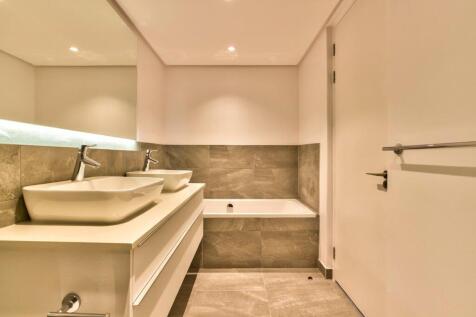 En-suite main bedroom