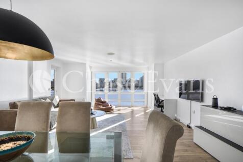 St Davids Square, Is