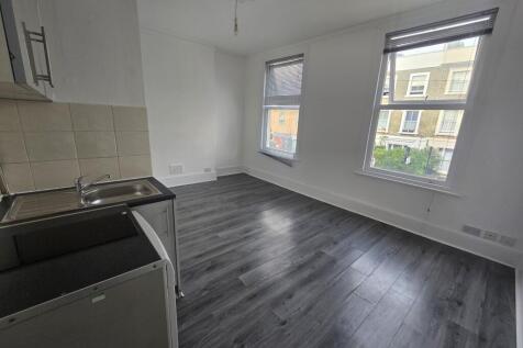 - Double bedroom
- Kitchenette
- Fully tiled bathroom
- Close to the High St Shops
- Double glazed Windows
- Working references required
- A 5min walk to Holloway Road Station
- No bills included