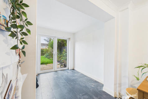 CAM03218G0-PR0814-STILL003