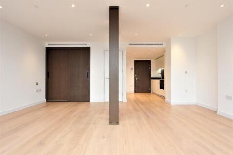 This stylish studio apartment, located in the highly sought-after Landmark Pinnacle development, offers breathtaking views of Canary Wharf and South Dock. The open-plan kitchen and living area, along