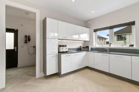 5 bed, 5 bath Detached in Glasgow - Photo 12