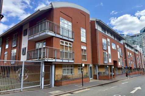 York Laurent are pleased to offer this recently redecorated first floor two double bedroom apartment with secured gated parking. Located close to local amenities, bars, restaurants and with The Mailbo
