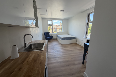 Two Six Estates are delighted to offer this newly refurbished en-suite double bedroom, set within a well-maintained property featuring a modern communal kitchen (shared Kitchen).The room has been fini