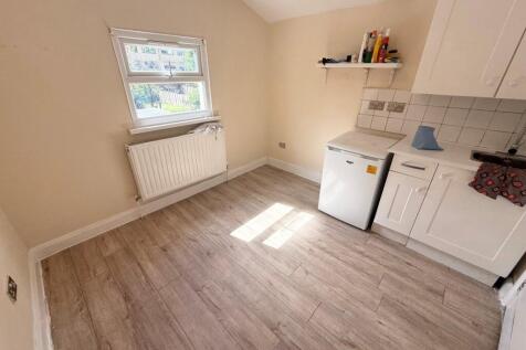ensuite room on Grove Park Road, Tottenham. Shower room, garden and permit parking. All bills & council tax included (electricity, gas, heating, hot water; gas central heating). No special accessibili