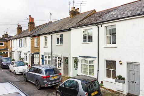 A delightful two-bedroom Alberts house to let in quiet Richmond cul-de-sac. Two double bedrooms, good-sized eat in kitchen, newly decked patio garden and ample loft space. Available through Cantell an