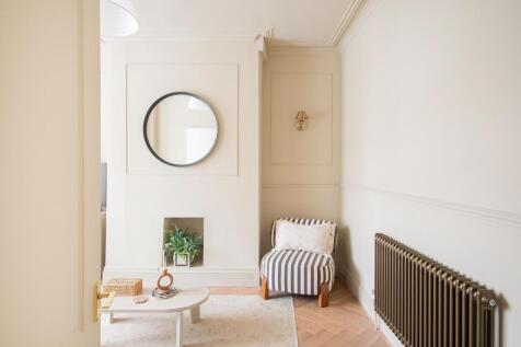 1R8HEE - Living Room E.jpg