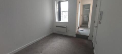 NEWLY DECORATED BEDSIT FLAT with Private Door to Garden Area just 10 Minutes Walk to Local BR & transport links. Small Kitchenette with access to fully equipped Shared Kitchen, Use of Coin Operated Wa
