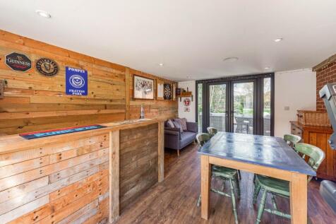 STUDIO/BAR