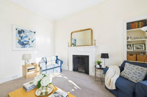 A well-located 5-bedroom student flat offering spacious living, a welcoming shared lounge, and a large kitchen perfect for student life in central Edinburgh. Available: 26/06/2026.