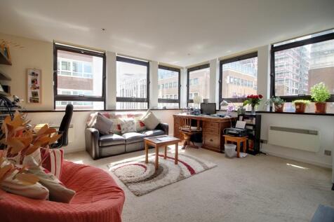 A stunning one bedroom apartment on the fifth floor of this iconic development. Offering attractive and spacious living space, open plan living/kitchen, guest w.c, master bedroom, a large walk in ward