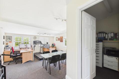 CAM02909G0-PR0442-STILL061