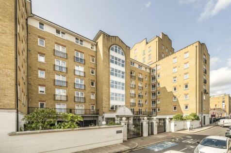 An exceptionally large two bedroom apartment on the sixth floor of this prestigious riverside development. This bright apartment has wooden flooring, two balconies and breath taking views.