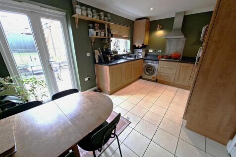 2 Thompson Close