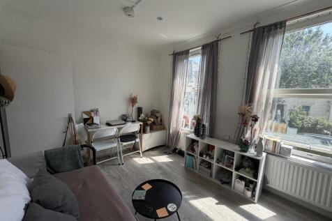 Rent-A-Home is delighted to present this well-maintained one-bedroom first-floor flat, offered unfurnished and in excellent condition throughout. The property provides bright and comfortable accommoda
