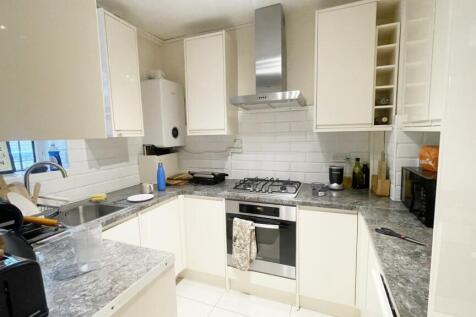 A fantastic ground floor 3 bedroom flat located in Stoke Newington on Amhurst road with spacious interior and a great location ideal for all local amenities. Based conveniently between Hackney Downs a