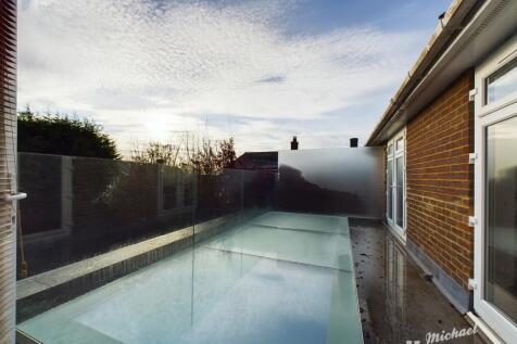 CAM03218G0-PR0473-STILL003